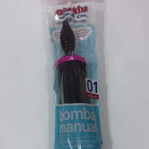 Bomba manual para encher balões da Amalu Festa & Cia., na embalagem, com corpo preto e anel rosa