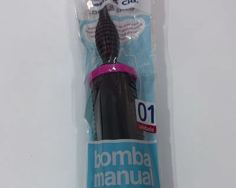 Bomba manual para encher balões da Amalu Festa & Cia., na embalagem, com corpo preto e anel rosa