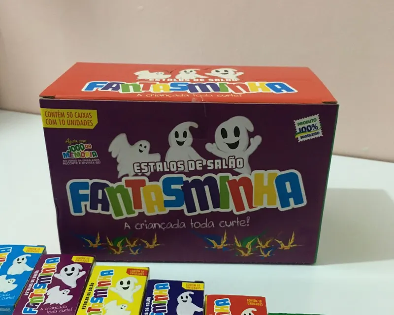 Caixa expositora de estalos de salão Fantasminha, com 50 caixinhas de 10 unidades, e caixinhas avulsas em várias cores à frente