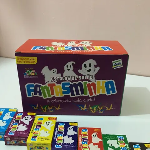 Caixa expositora de estalos de salão Fantasminha, com 50 caixinhas de 10 unidades, e caixinhas avulsas em várias cores à frente