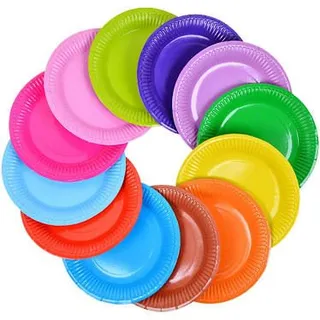 Pratos de papel coloridos dispostos em leque, em rosa, verde, roxo, azul, amarelo e laranja
