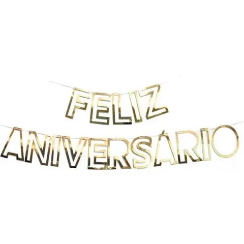 Faixa decorativa de letras douradas espelhadas formando "Feliz Aniversário", pendurada em fio