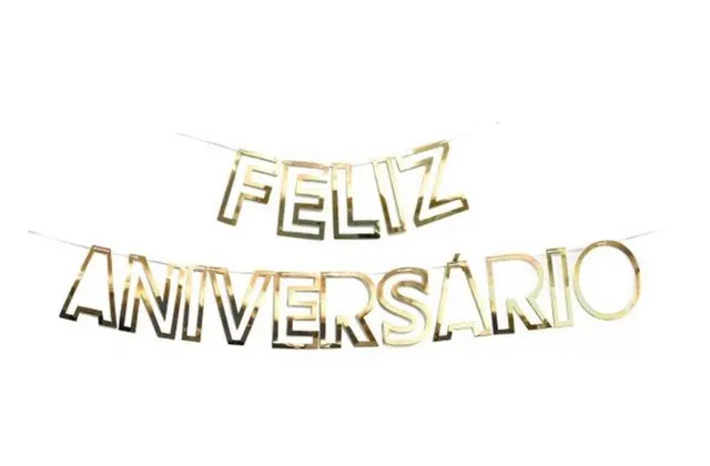 Faixa decorativa de letras douradas espelhadas formando "Feliz Aniversário", pendurada em fio