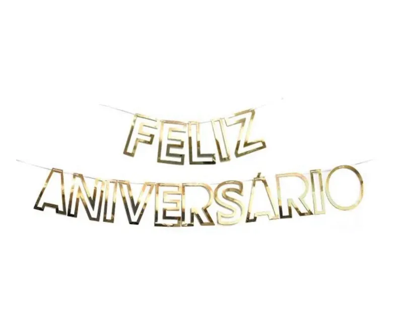 Faixa decorativa de letras douradas espelhadas formando "Feliz Aniversário", pendurada em fio