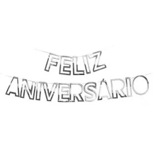 Faixa decorativa de letras prateadas formando "Feliz Aniversário", pendurada em fio