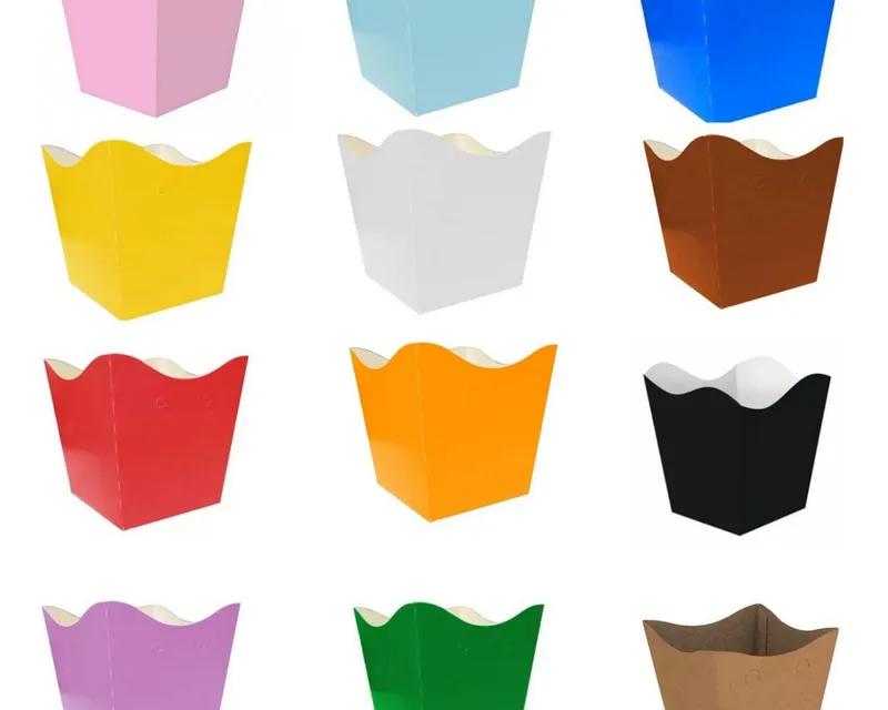 Doze cachepôs de papel cartão com borda ondulada, em rosa, azul, amarelo, branco, marrom, vermelho, laranja, preto, lilás, verde e kraft