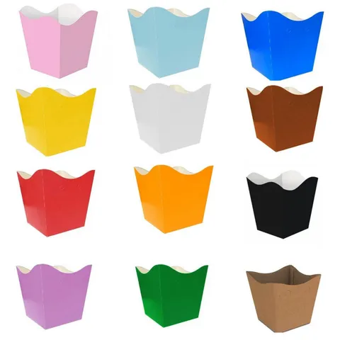Doze cachepôs de papel cartão com borda ondulada, em rosa, azul, amarelo, branco, marrom, vermelho, laranja, preto, lilás, verde e kraft