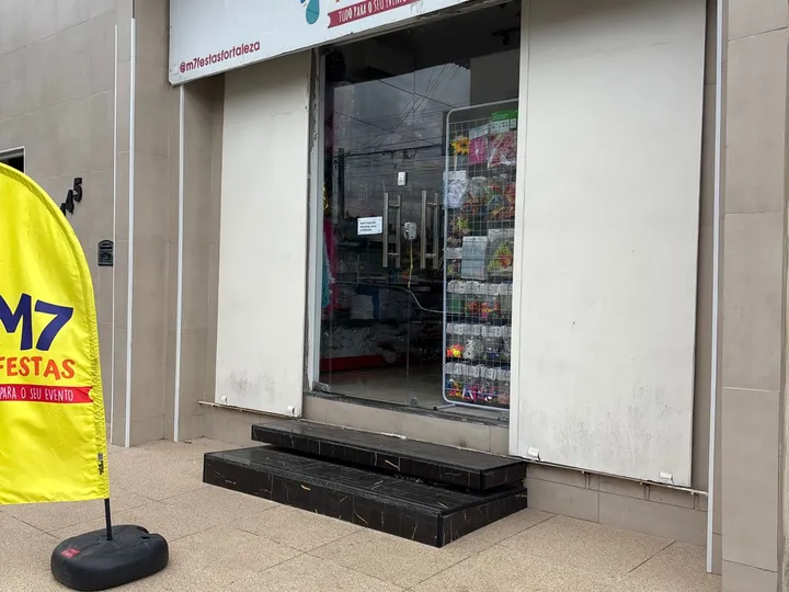 Entrada de clientes da M7 Festas no bairro Alto da Balança