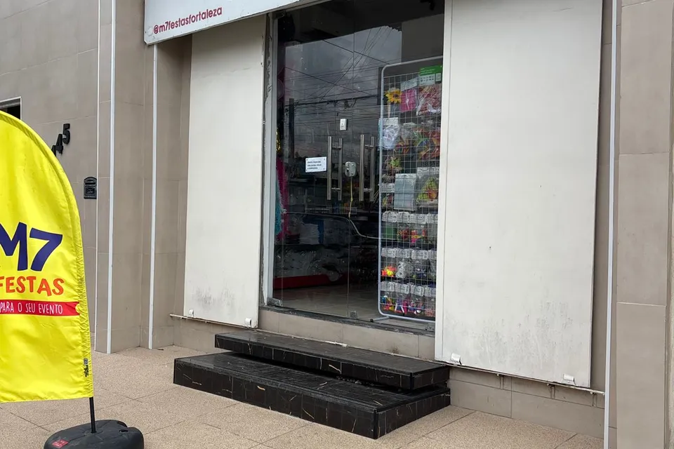 Interior da loja M7 Festas com prateleiras de artigos para festas