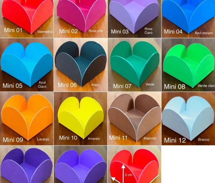 Cartela de forminhas de papel para doces em quatorze cores numeradas, com a medida da forminha pequena indicada em 3 por 3 por 2 centímetros