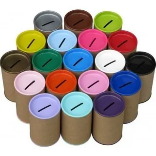 Cofrinhos de papelão com tampa plástica colorida e fenda no topo, agrupados em dezoito cores