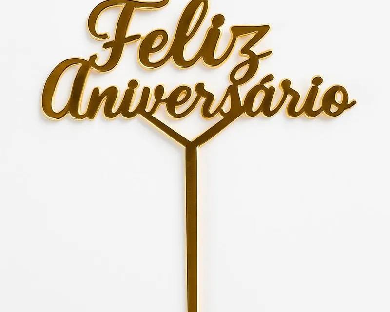 Topo de bolo em acrílico dourado com a frase "Feliz Aniversário" em letra cursiva