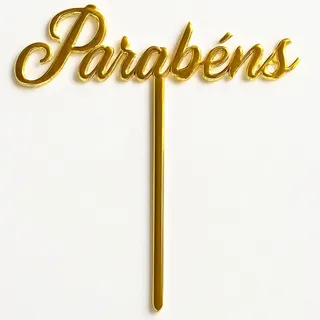 Topo de bolo em acrílico dourado com a palavra "Parabéns" em letra cursiva