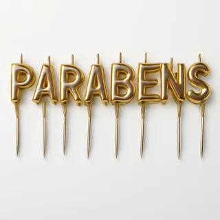 Jogo de velas douradas em formato de letra formando a palavra "Parabéns", cada uma com seu espeto
