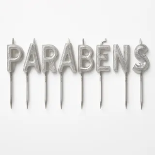 Jogo de velas prateadas com glitter em formato de letra formando a palavra "Parabéns"