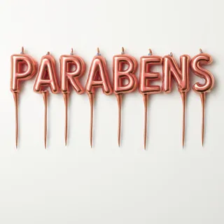 Jogo de velas rose gold em formato de letra formando a palavra "Parabéns"