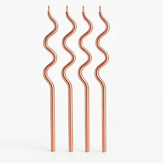 Quatro velas decorativas cor de cobre com o corpo ondulado