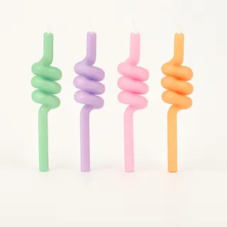 Quatro velas decorativas em tons pastel de verde, lilás, rosa e laranja, com o corpo em espiral