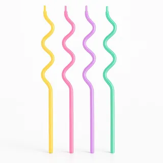 Quatro velas finas onduladas nas cores amarelo, rosa, lilás e verde