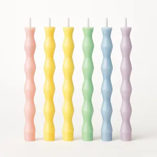 Seis velas decorativas de corpo ondulado em tons pastel de rosa, amarelo, verde, azul e lilás