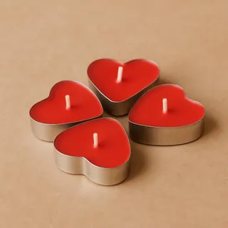 Quatro velas em formato de coração vermelho, cada uma na sua cápsula de alumínio